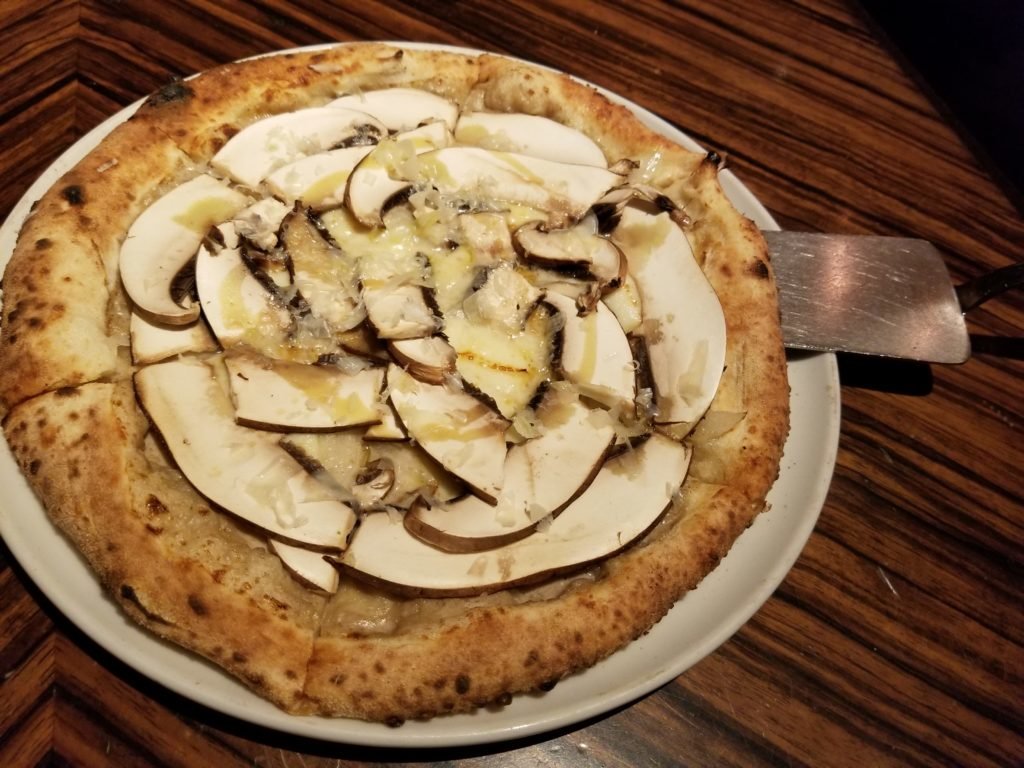 CafeRIGOLETTOジャンボマッシュルームピザ