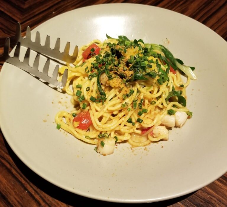 CafeRIGOLETTO九条ネギとホタテ貝柱からすみがけパスタ